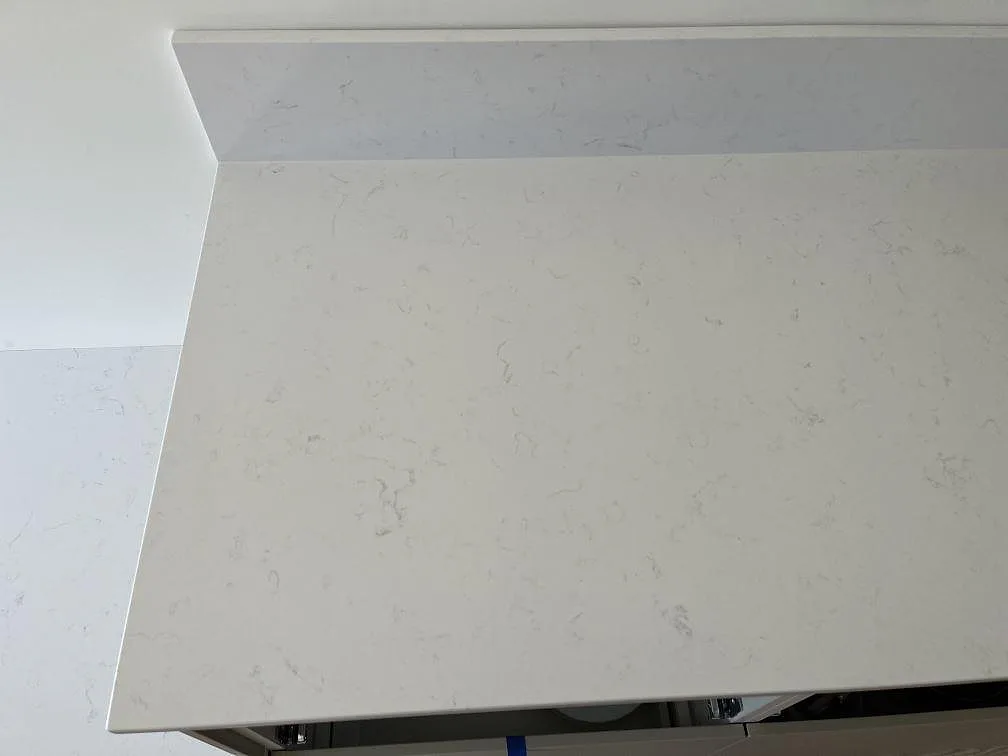 Køkkenbordplade i Technistone Noble Supreme White, Beddingestrand – billede 5
