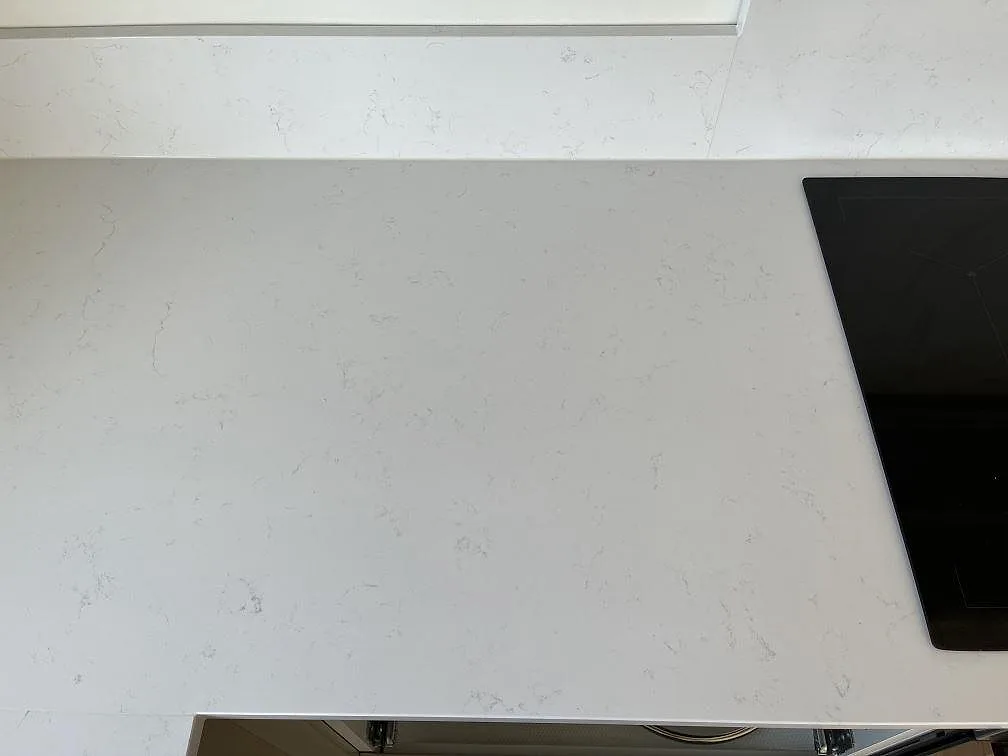 Køkkenbordplade i Technistone Noble Supreme White, Beddingestrand – billede 7