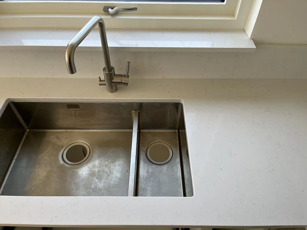 Køkkenbordplade i Technistone Noble Supreme White, Beddingestrand – billede 2