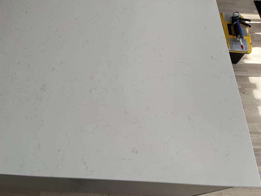 Køkkenbordplade i Technistone Noble Supreme White, Beddingestrand – billede 4