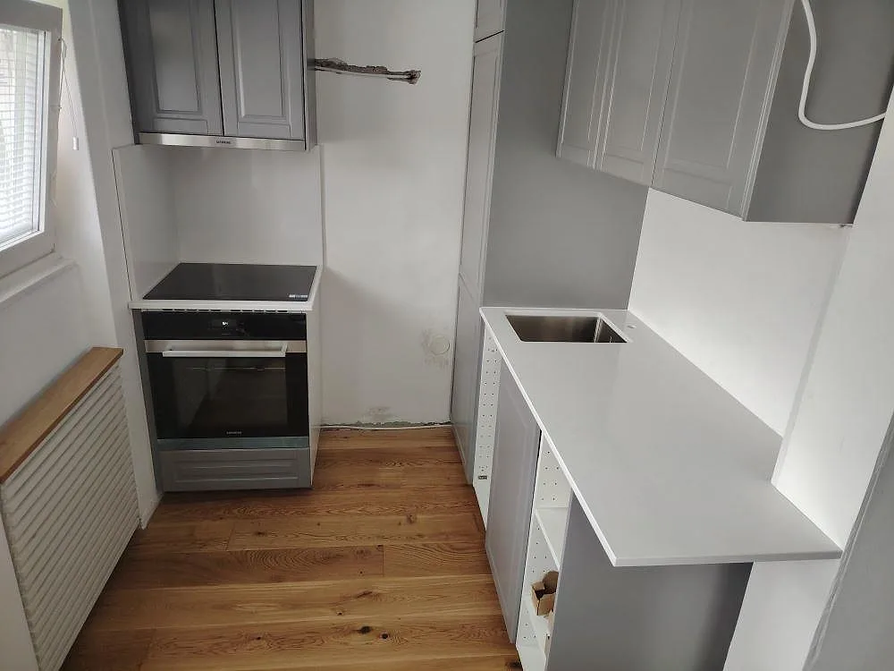 Gennemført projekt: Køkkenbordplade i Technistone Noble Supreme White, danderyd.