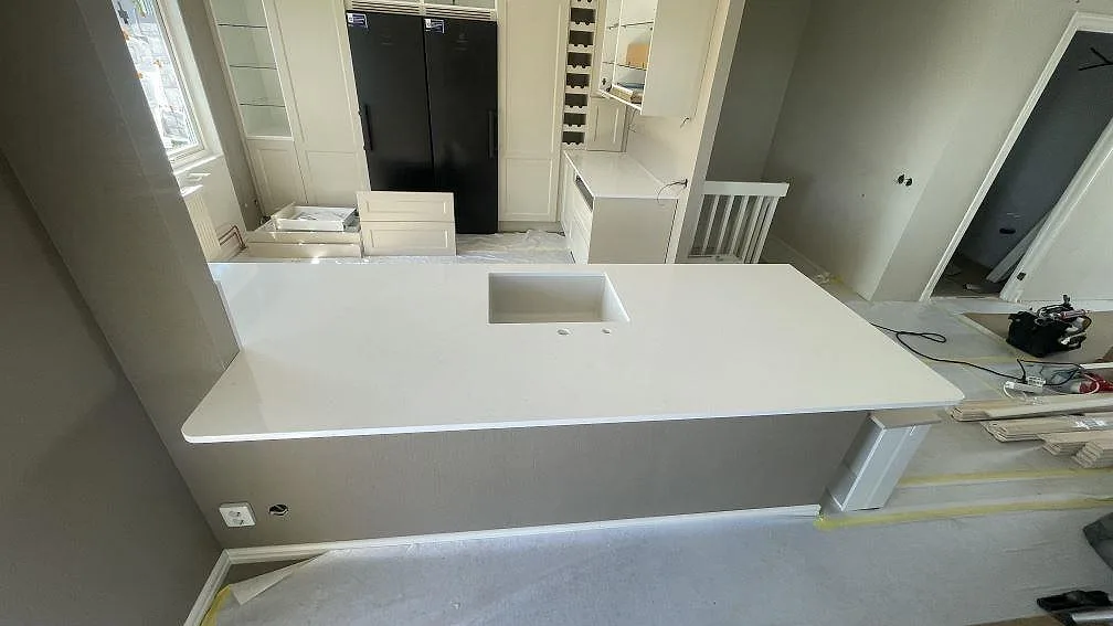 Køkkenbordplade i Technistone Noble Supreme White, Falköping – billede 2