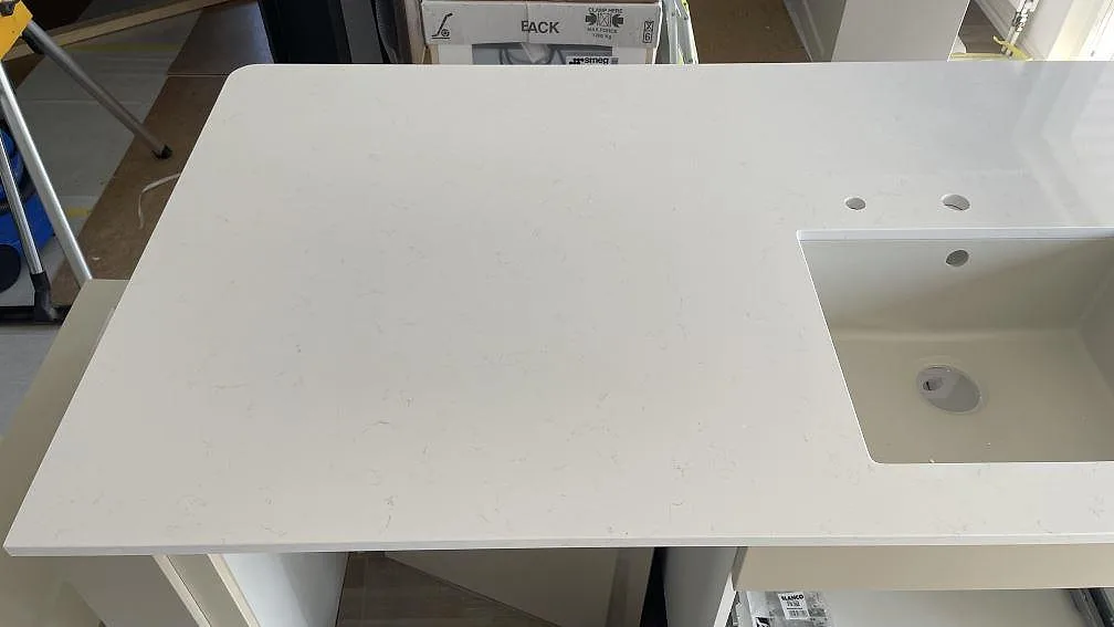Køkkenbordplade i Technistone Noble Supreme White, Falköping – billede 4