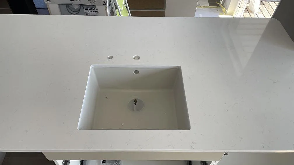 Køkkenbordplade i Technistone Noble Supreme White, Falköping – billede 3