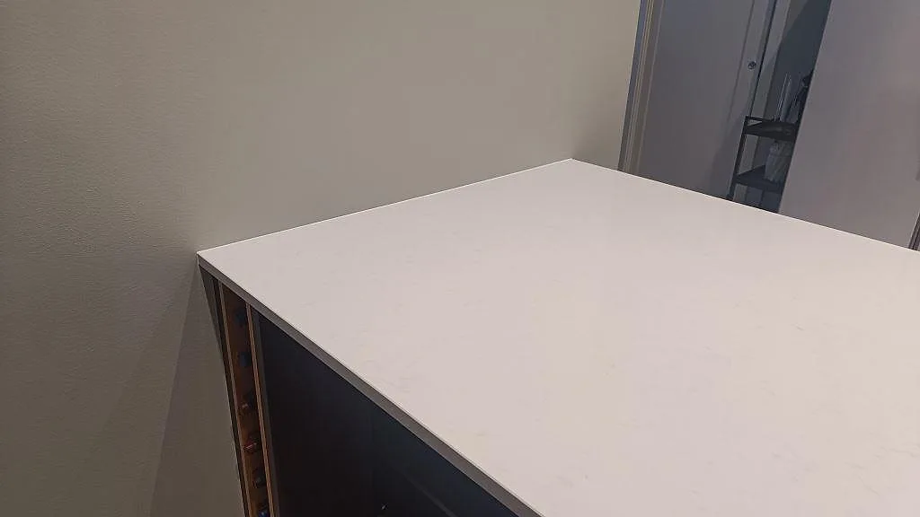 Køkkenbordplade i Technistone Noble Supreme White, Floda – billede 4