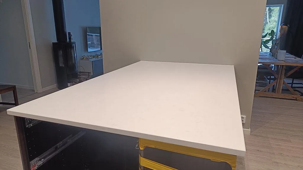 Køkkenbordplade i Technistone Noble Supreme White, Floda – billede 2