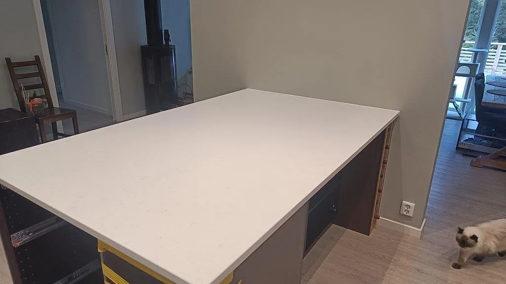 Køkkenbordplade i Technistone Noble Supreme White, Floda – billede 3