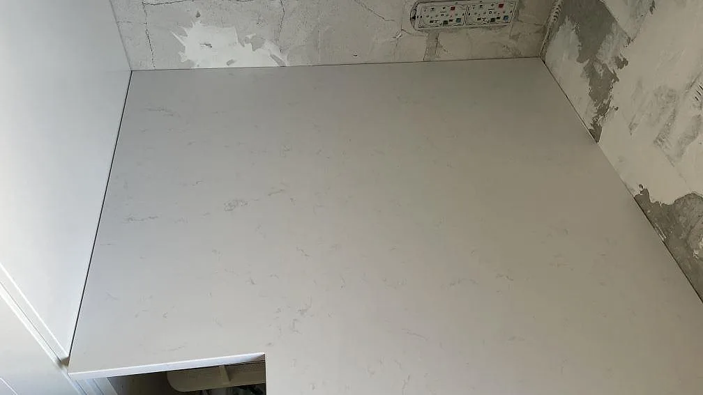 Køkkenbordplade i Technistone Noble Supreme White, Greve – billede 6