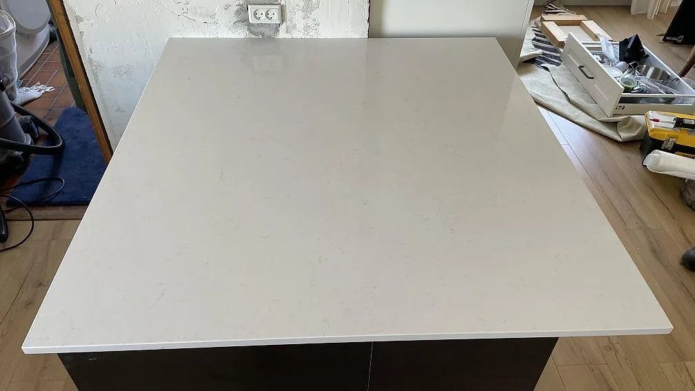 Køkkenbordplade i Technistone Noble Supreme White, Greve – billede 5