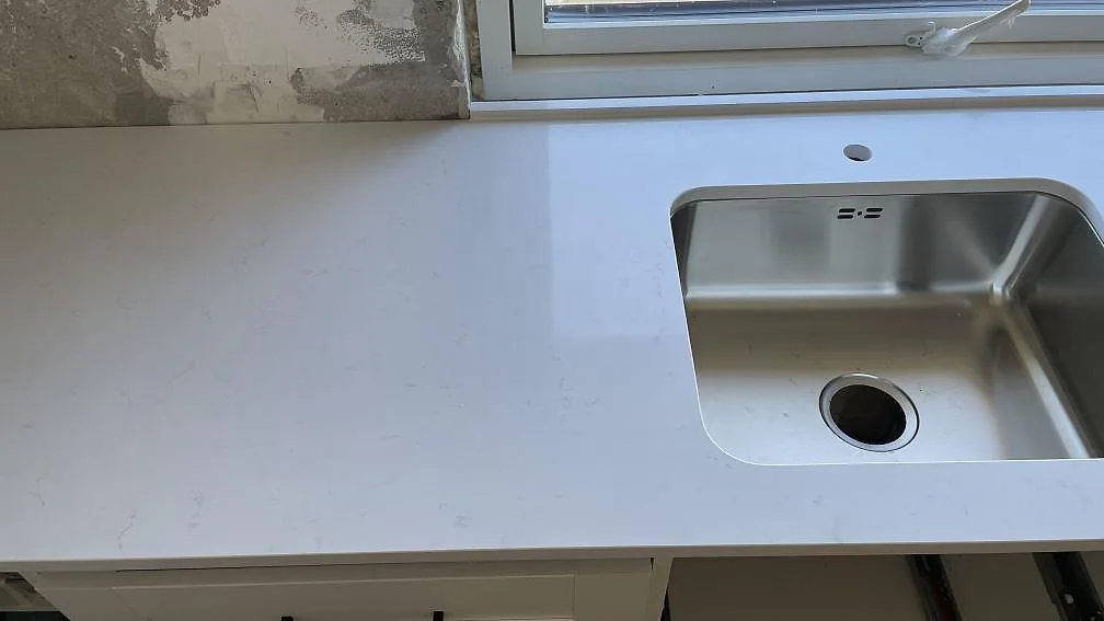 Køkkenbordplade i Technistone Noble Supreme White, Greve – billede 2