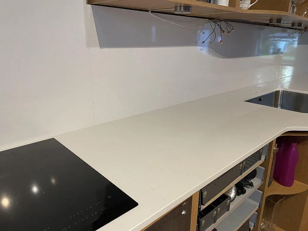 Køkkenbordplade i Technistone Noble Supreme White, Hässleholm – billede 2