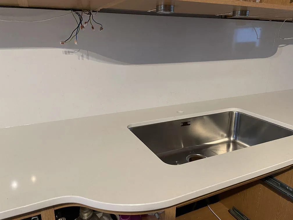 Køkkenbordplade i Technistone Noble Supreme White, Hässleholm – billede 3
