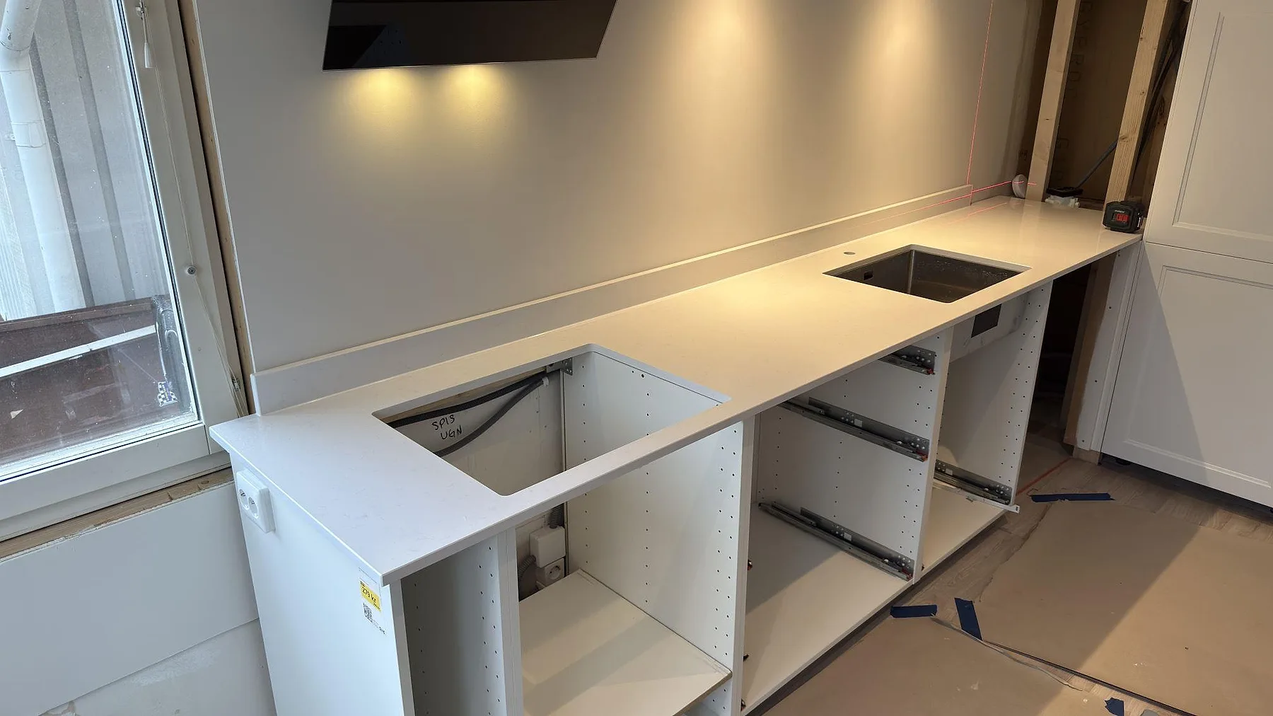 Køkkenbordplade i Technistone Noble Supreme White, Hammarö – billede 3