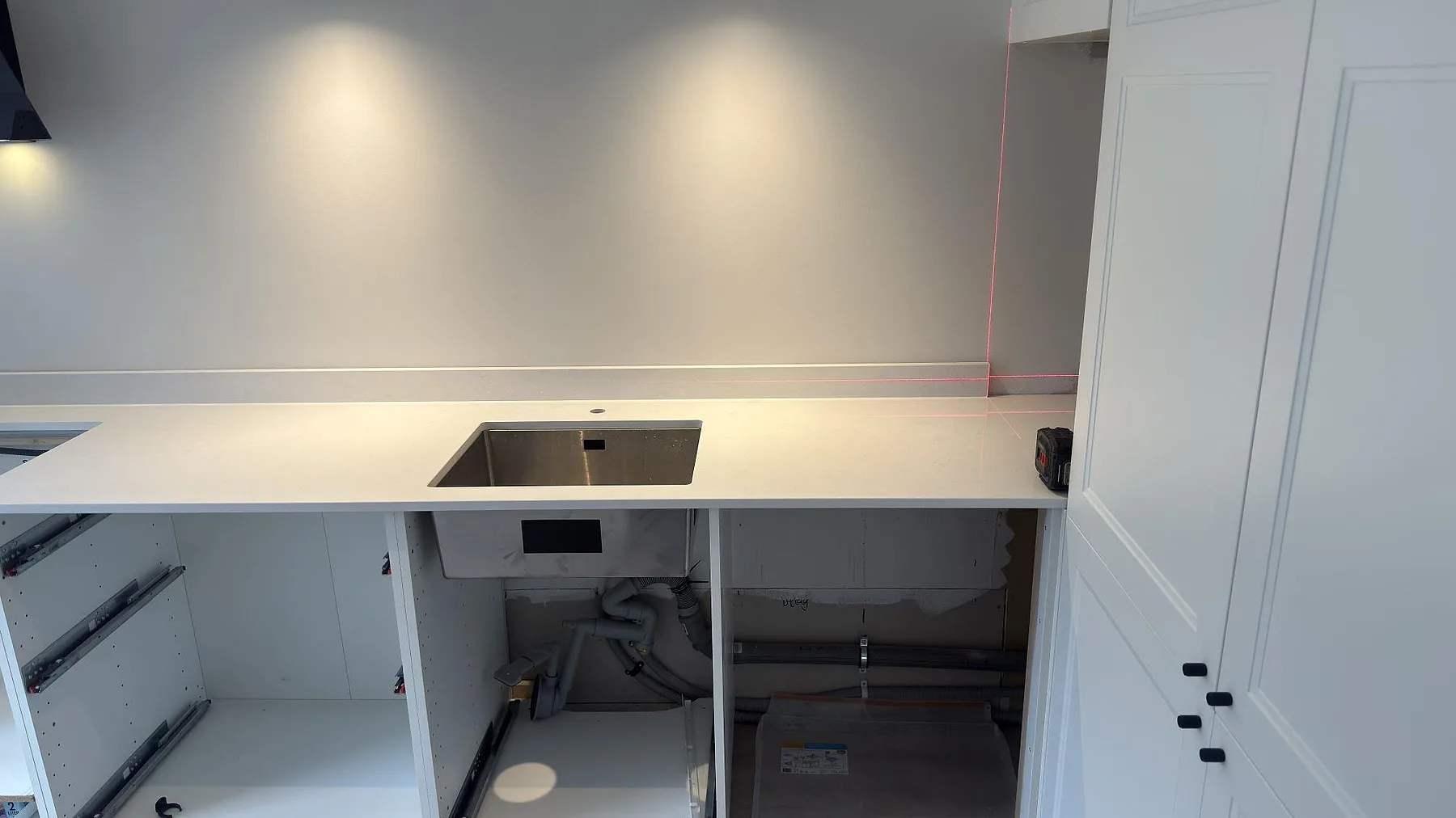 Køkkenbordplade i Technistone Noble Supreme White, Hammarö – billede 2