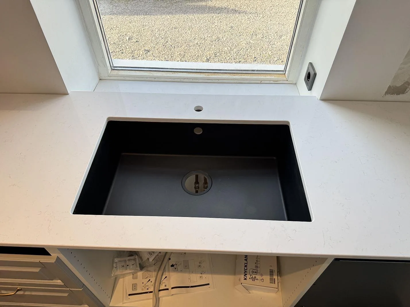 Køkkenbordplade i Technistone Noble Supreme White, Klagstorp – billede 2