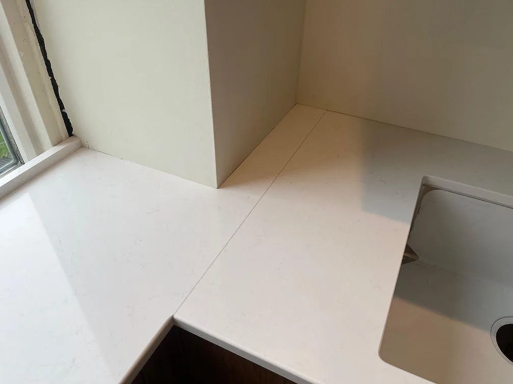 Køkkenbordplade i Technistone Noble Supreme White, København Ø – billede 3