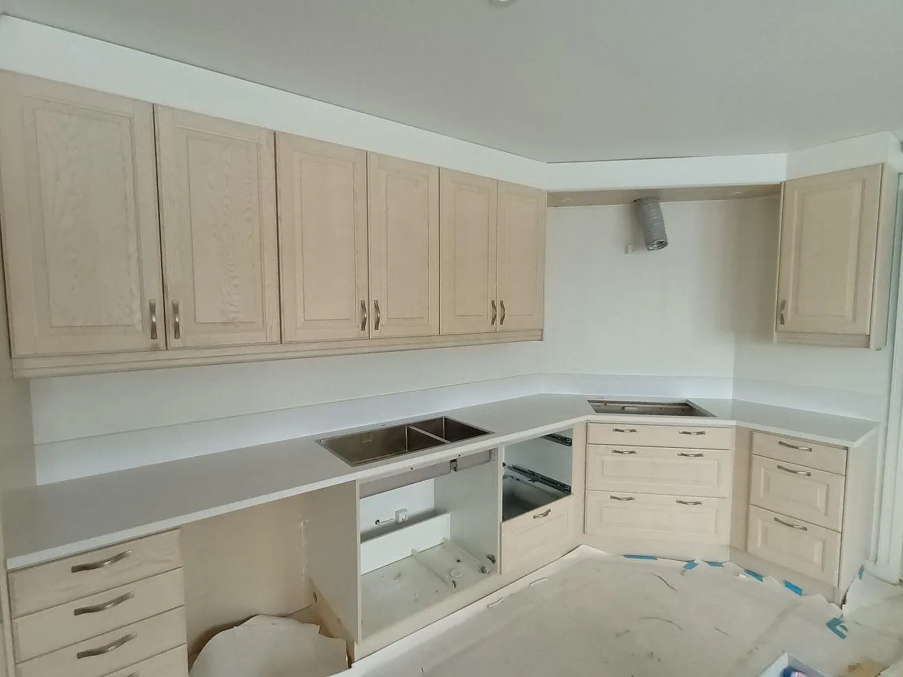 Køkkenbordplade i Technistone Noble Supreme White, Linköping