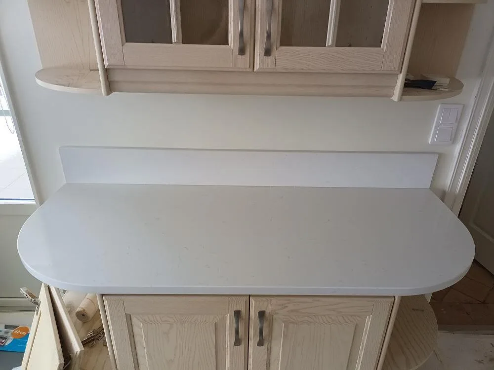 Køkkenbordplade i Technistone Noble Supreme White, Linköping – billede 2