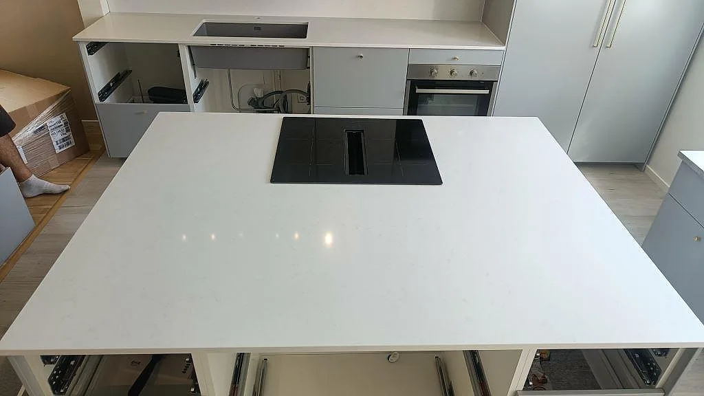 Køkkenbordplade i Technistone Noble Supreme White, Malmö – billede 2