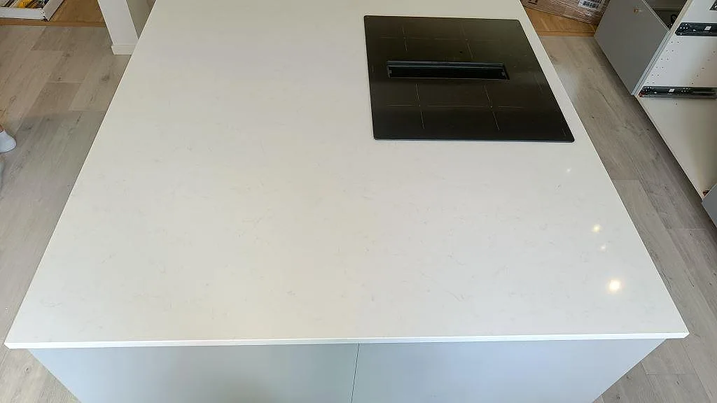 Køkkenbordplade i Technistone Noble Supreme White, Malmö – billede 4