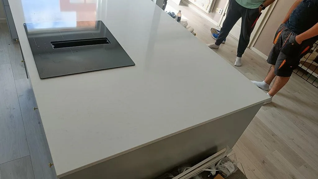 Køkkenbordplade i Technistone Noble Supreme White, Malmö – billede 3