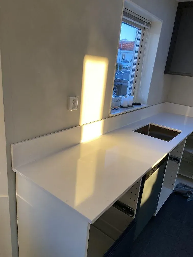 Køkkenbordplade i Technistone Noble Supreme White, Mörarp – billede 2
