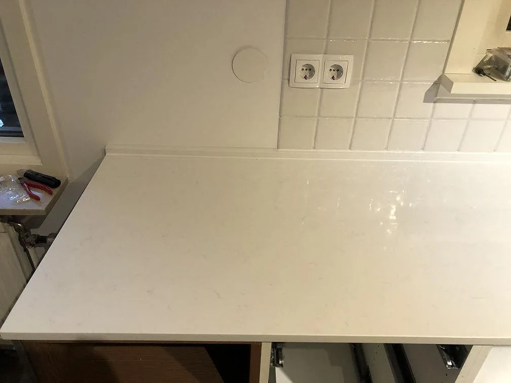 Køkkenbordplade i Technistone Noble Supreme White, Sävedalen – billede 3