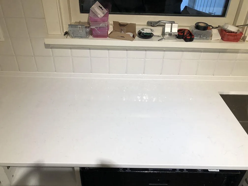 Køkkenbordplade i Technistone Noble Supreme White, Sävedalen – billede 2