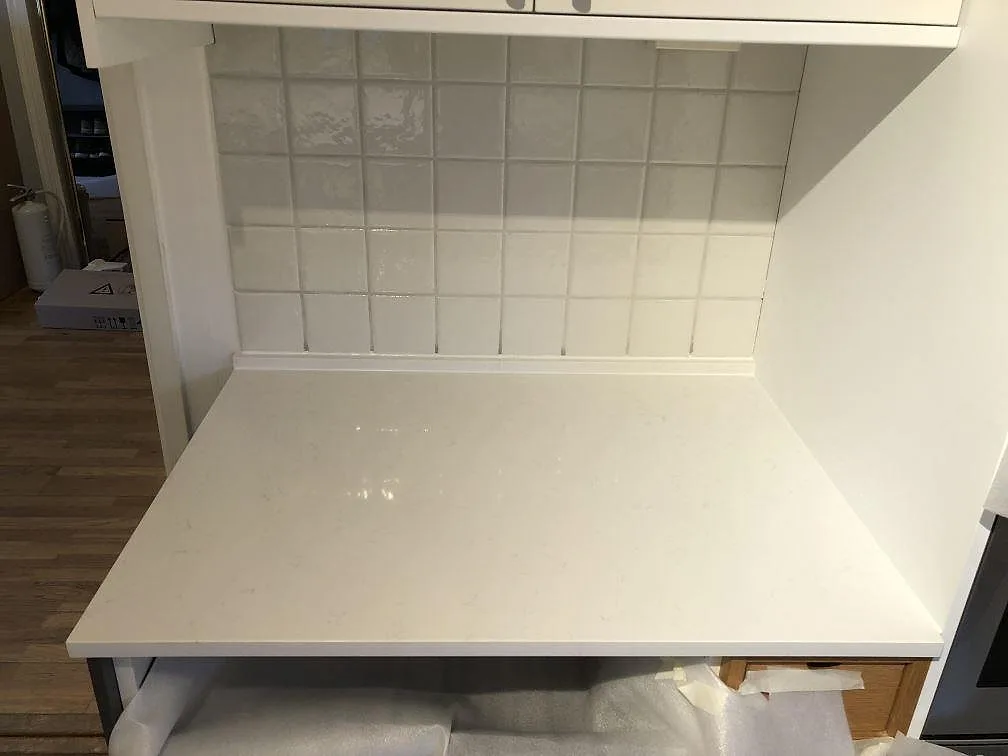 Køkkenbordplade i Technistone Noble Supreme White, Sävedalen – billede 4