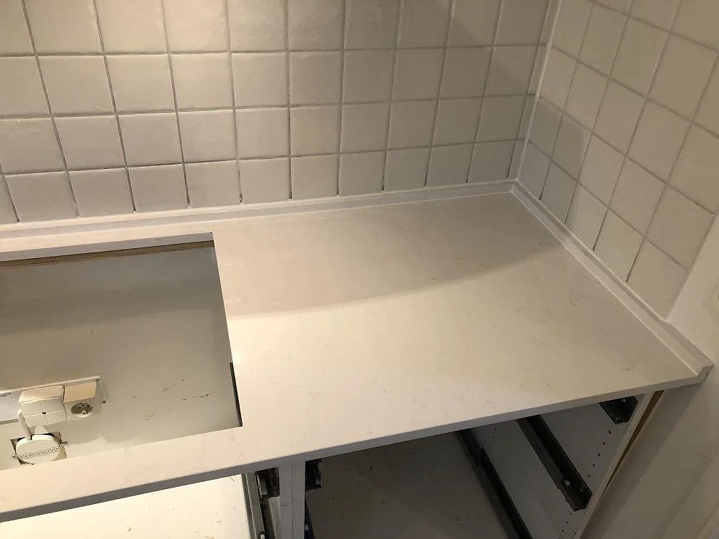 Køkkenbordplade i Technistone Noble Supreme White, Sävedalen – billede 7