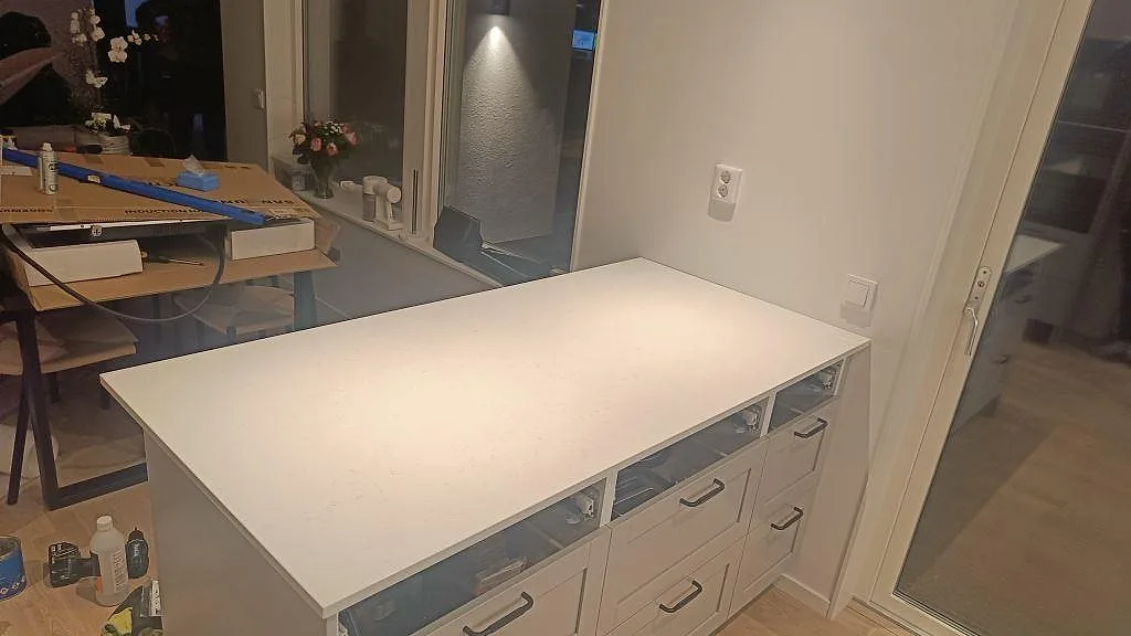 Køkkenbordplade i Technistone Noble Supreme White, Skegrie – billede 2