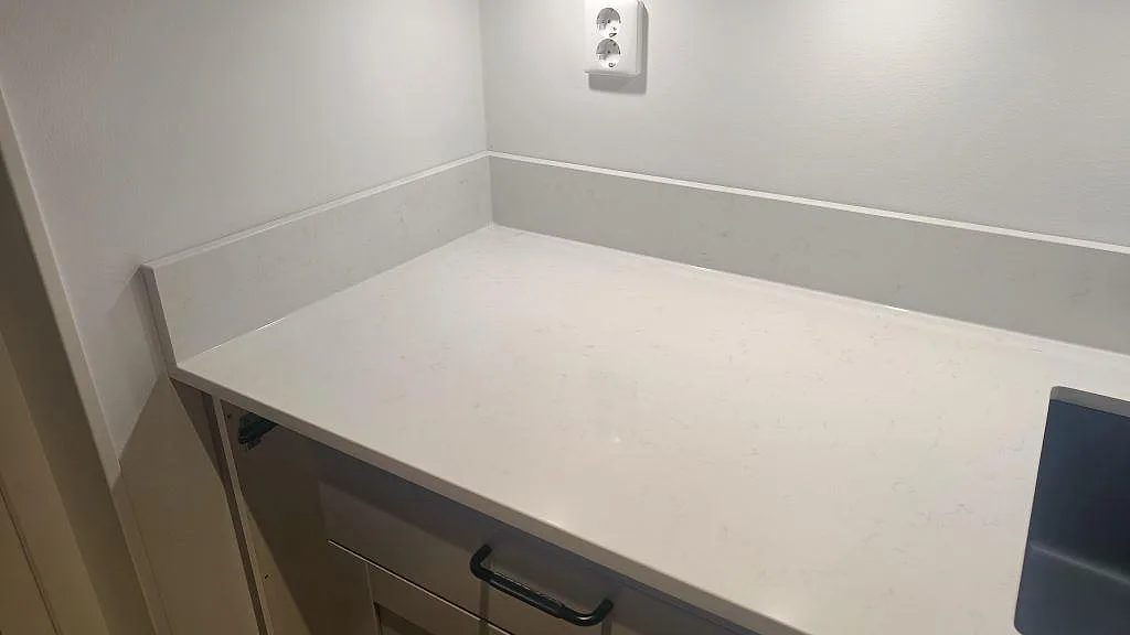 Køkkenbordplade i Technistone Noble Supreme White, Skegrie – billede 6