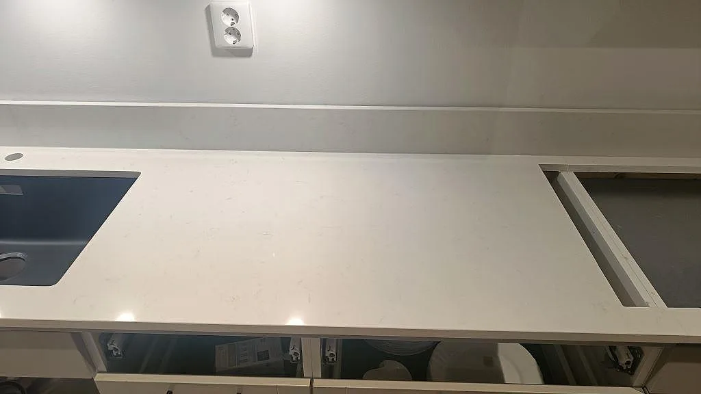 Køkkenbordplade i Technistone Noble Supreme White, Skegrie – billede 5