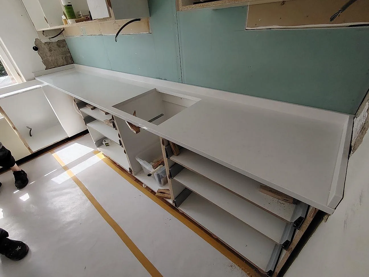 Gennemført projekt: Køkkenbordplade i Technistone Noble Supreme White, Sköndal.
