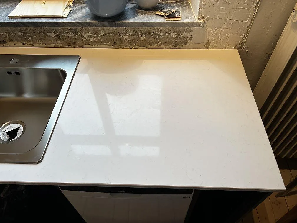 Køkkenbordplade i Technistone Noble Supreme White, Trelleborg – billede 5