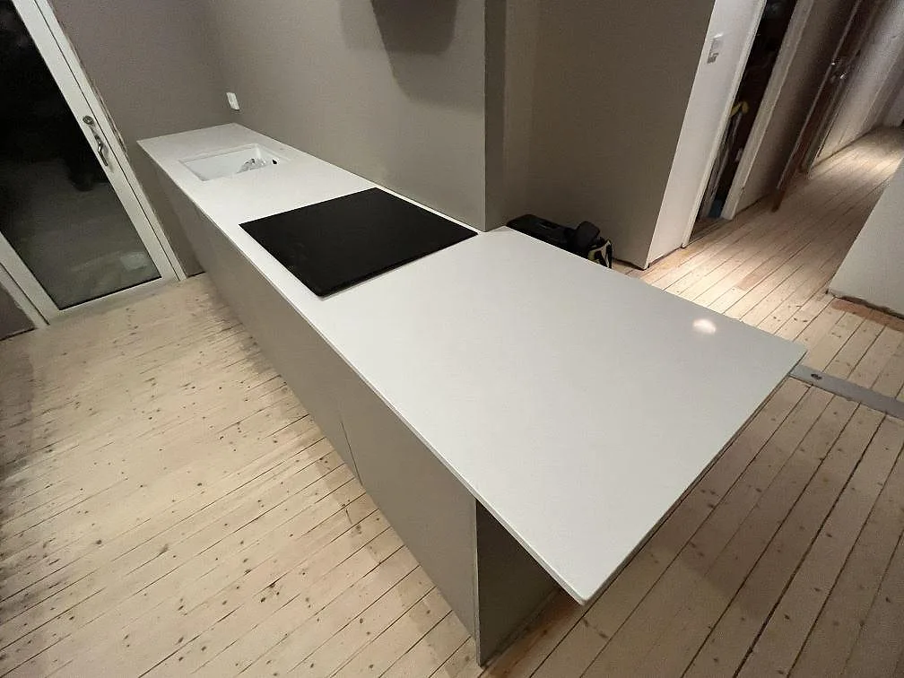 Køkkenbordplade i Technistone Noble Supreme White, Trosa – billede 2