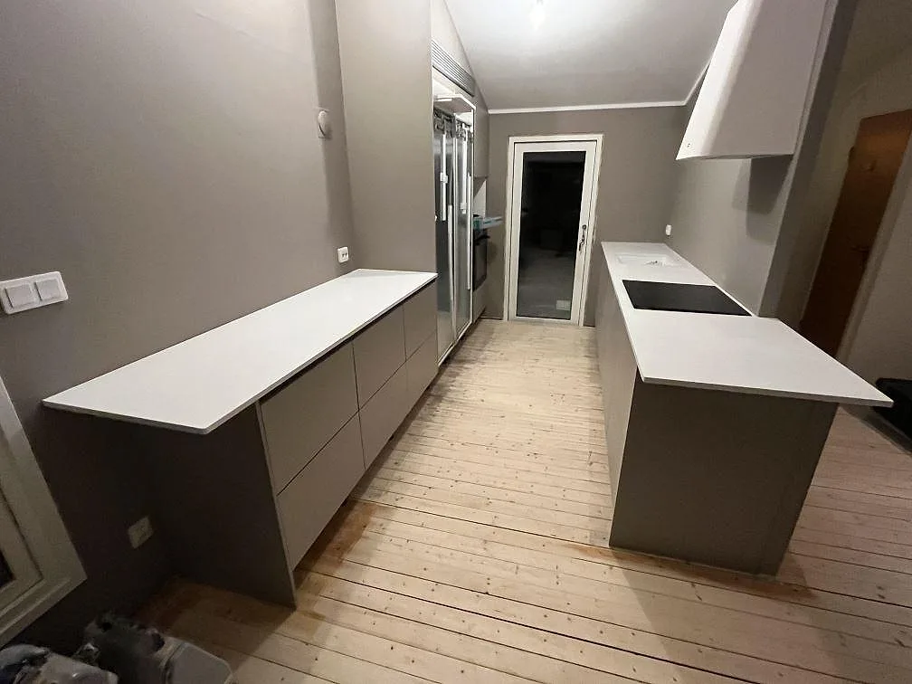 Køkkenbordplade i Technistone Noble Supreme White, Trosa