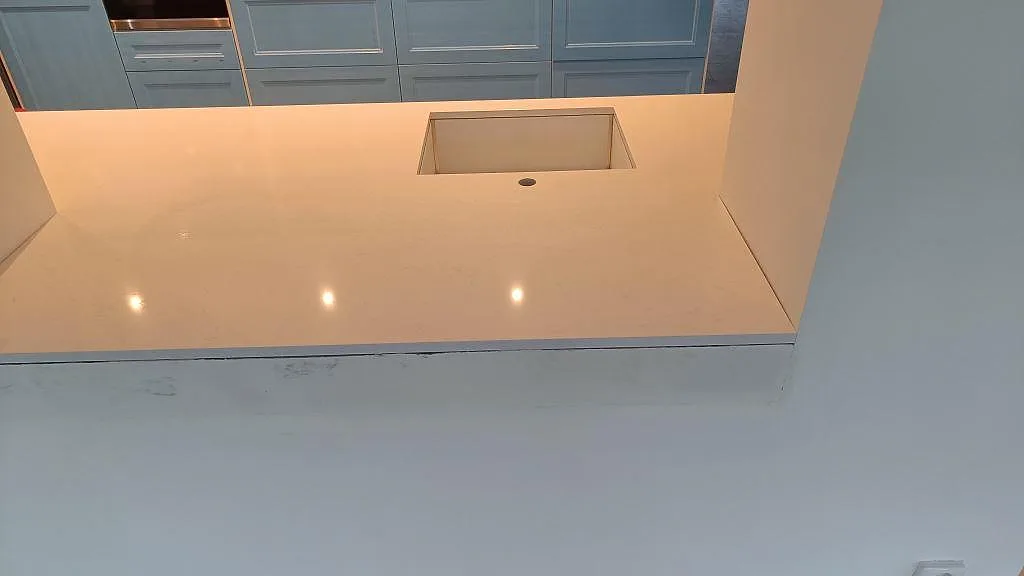 Køkkenbordplade i Technistone Noble Supreme White, Tygelsjö – billede 2