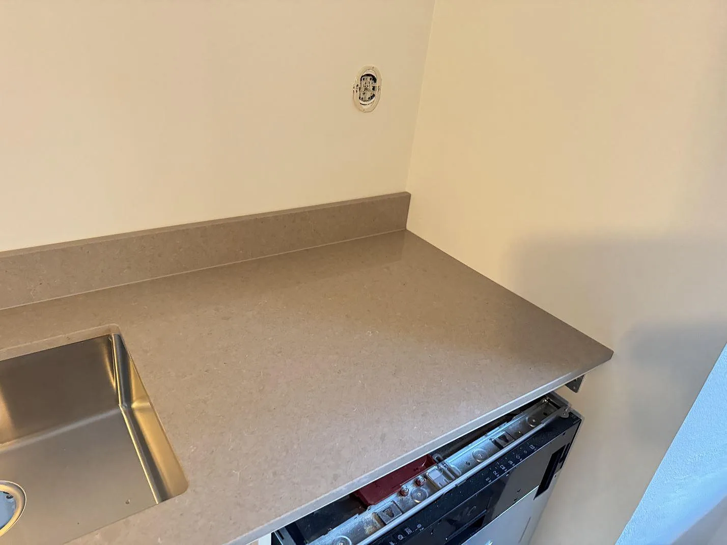 Køkkenbordplade i Technistone Noble Troya, Göteborg – billede 5