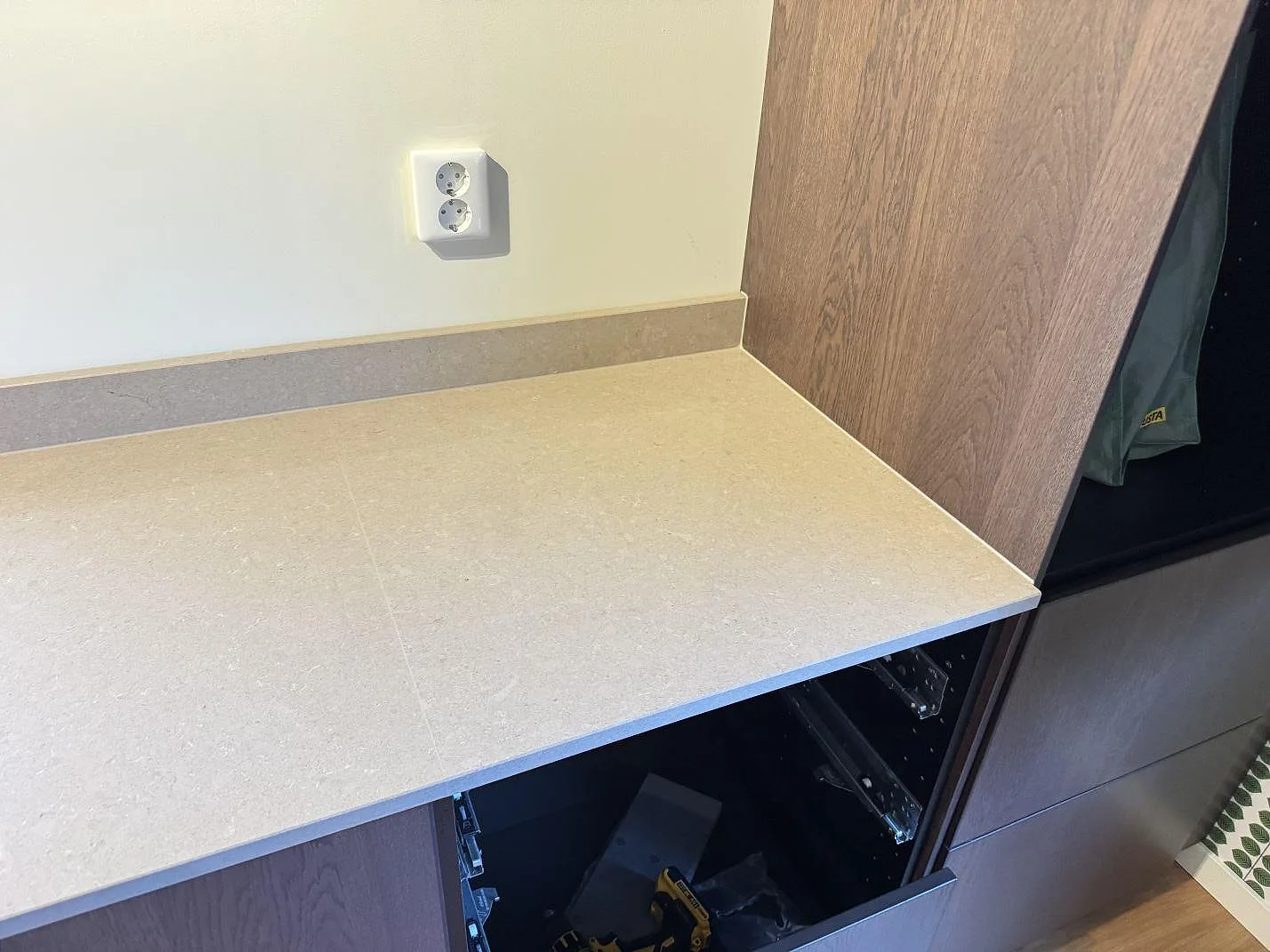Køkkenbordplade i Technistone Noble Troya, Hällingsjö – billede 8