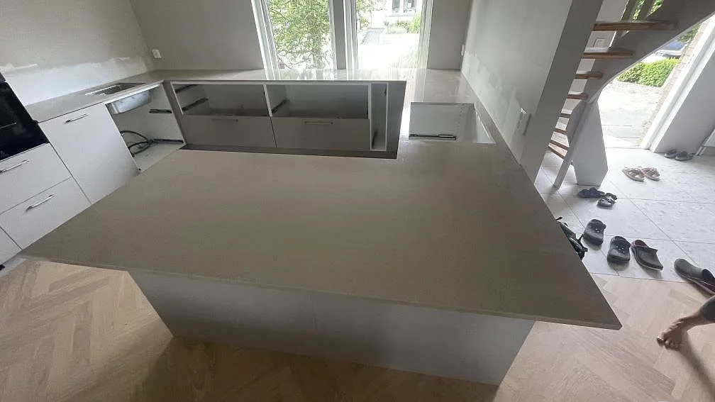 Køkkenbordplade i Technistone Noble Troya, Höllviken – billede 2