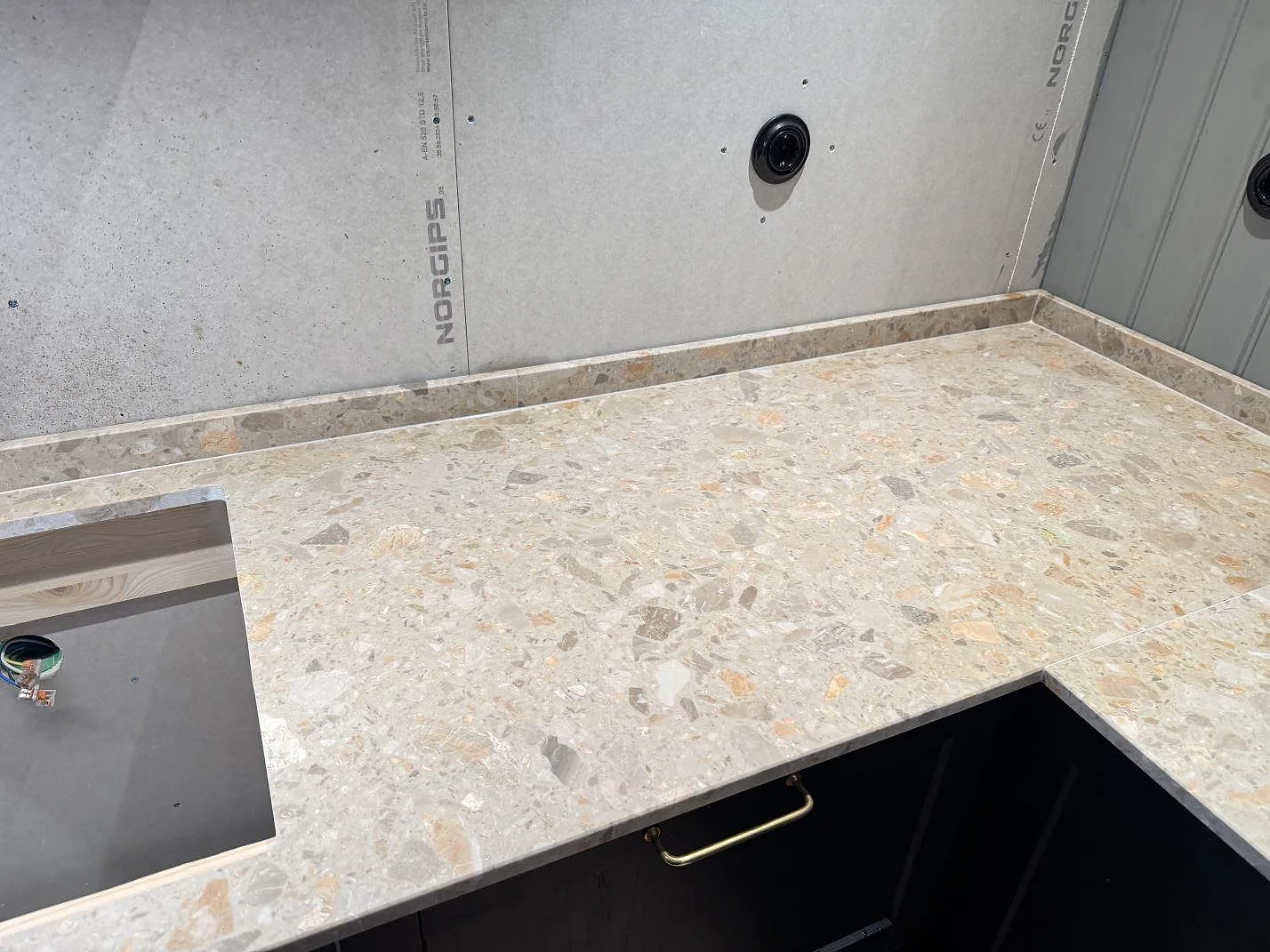 Køkkenbordplade i Terrazzo Breccia Oniciata, Tomelilla – billede 3