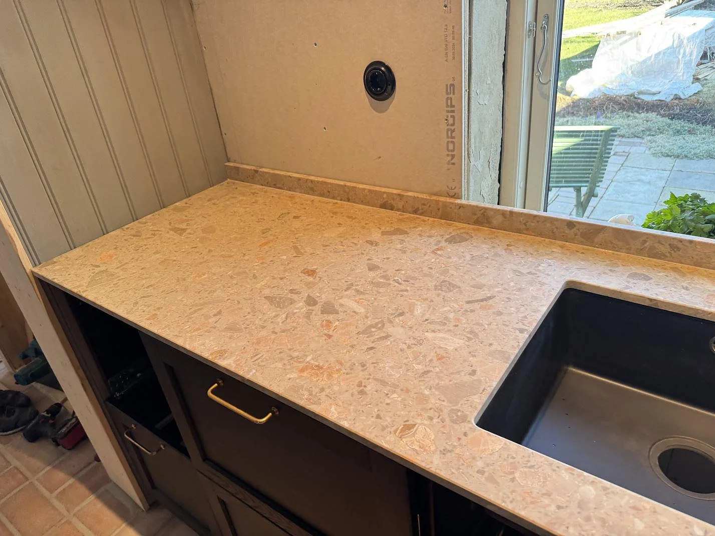 Køkkenbordplade i Terrazzo Breccia Oniciata, Tomelilla – billede 2