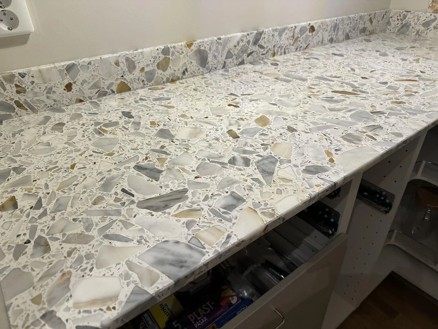 Køkkenbordplade i Terrazzo Calacatta, Förslöv – billede 5