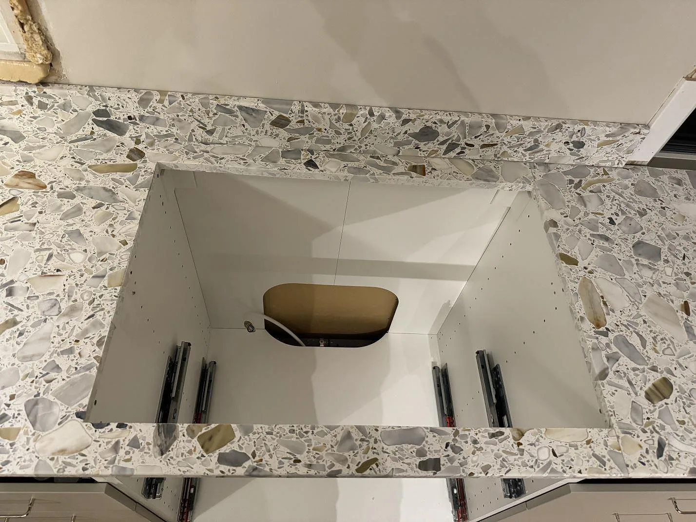 Køkkenbordplade i Terrazzo Calacatta, Förslöv – billede 3