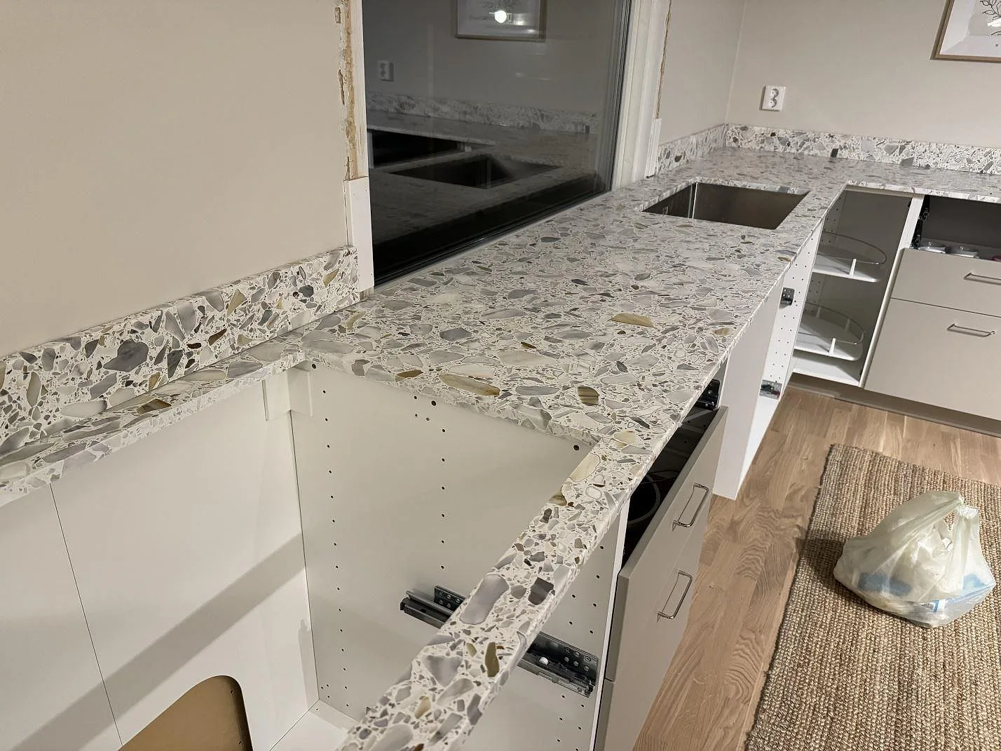 Køkkenbordplade i Terrazzo Calacatta, Förslöv