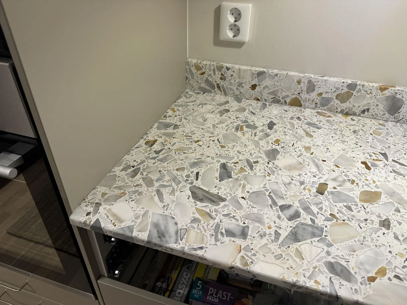 Køkkenbordplade i Terrazzo Calacatta, Förslöv – billede 8