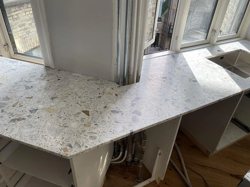 Køkkenbordplade i Terrazzo Calacatta, København Ø – billede 2