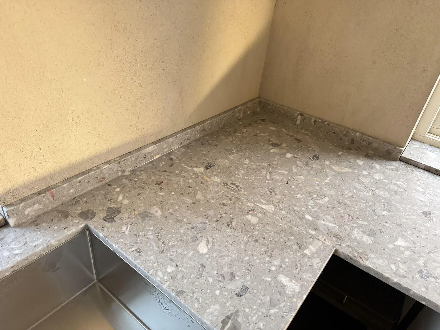 Køkkenbordplade i mat Terrazzo Fior Di Pesco med kort stänkkant og rostfri vask i Sankt olof.