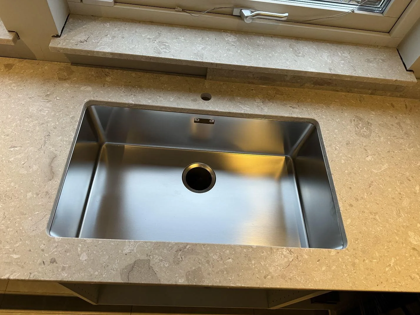 Køkkenbordplade i Terrazzo Perlato Royal, Höllviken – billede 2